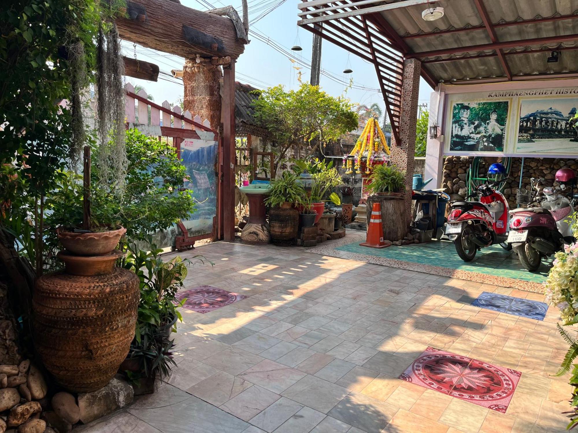 Three J Guesthouse กำแพงเพชร ภายนอก รูปภาพ