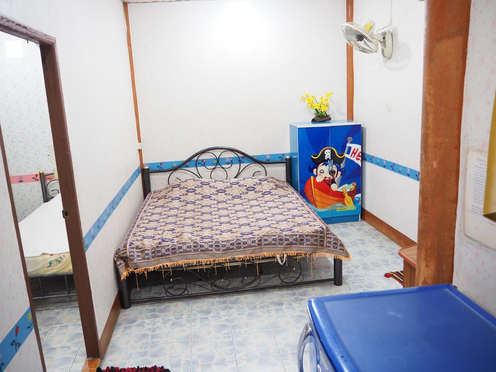 Three J Guesthouse กำแพงเพชร ภายนอก รูปภาพ
