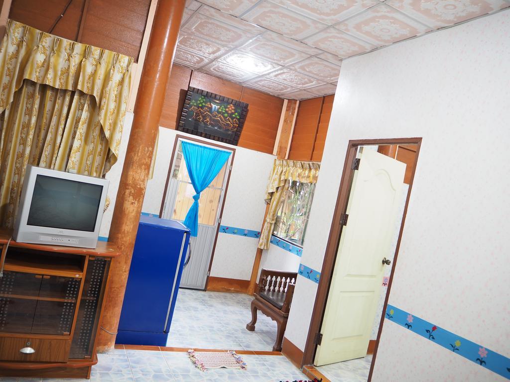 Three J Guesthouse กำแพงเพชร ภายนอก รูปภาพ